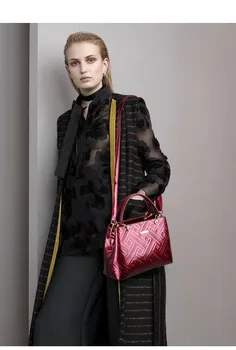 Moda En Saplı Çanta Tasarımcısı Kaliteli Kabartmalı Messenger Debriyaj Çanta Sert Patent Deri omuzdan askili çanta Bayanlar Ofis Tote