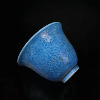 Çin'in erken koleksiyonundan bir çift mavi sır oymalı ejderha desenli bardak